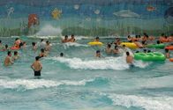Tsunami artificial da associação exterior da onda de Surfable do recurso de feriado para a família dos adultos das crianças