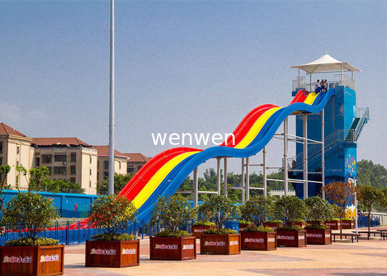 Equipamento de parque aquático construído com material de fibra de vidro superior