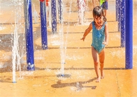As crianças galvanizadas da tubulação molham o parque do respingo das crianças interativas do campo de jogos