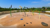 As crianças galvanizadas da tubulação molham o parque do respingo das crianças interativas do campo de jogos