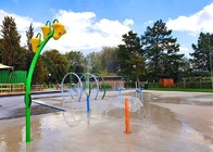 As crianças da fibra de vidro molham o campo de jogos para brinquedos do respingo molham o equipamento do parque